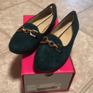 Shoe dazzle green suede flats